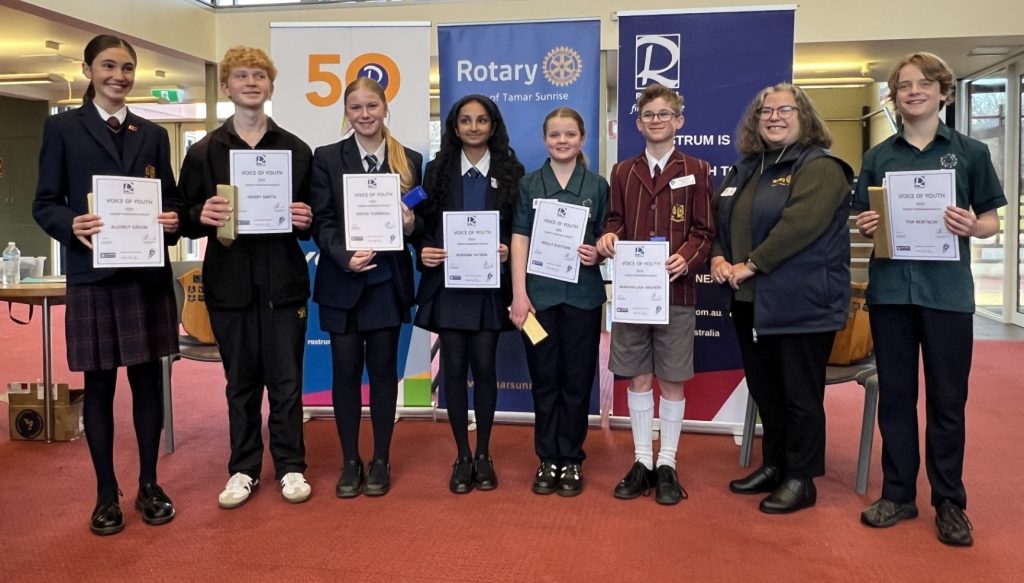 A group photo of the Junior State finalists proudly displaying their certificates.