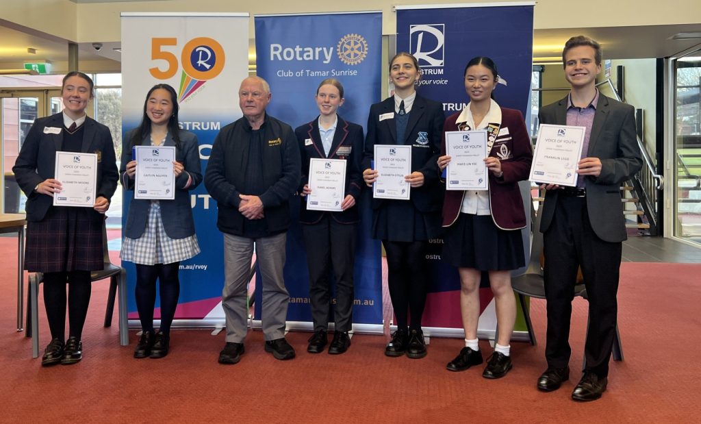 A group photo of the Senior State finalists proudly displaying their certificates.